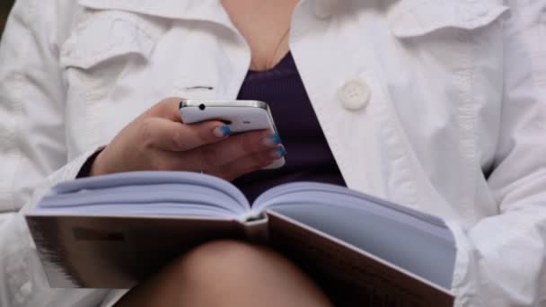 Chica escribiendo en un teléfono móvil — Vídeos de Stock