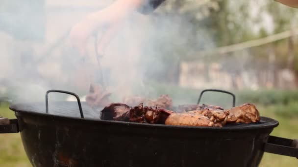 Grillen van het vlees — Stockvideo