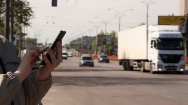 Mãos segurando telefone inteligente — Vídeo de Stock