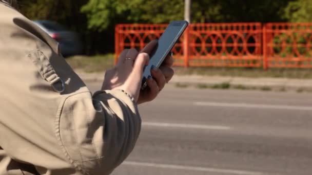 Mujer utiliza teléfono celular — Vídeo de stock