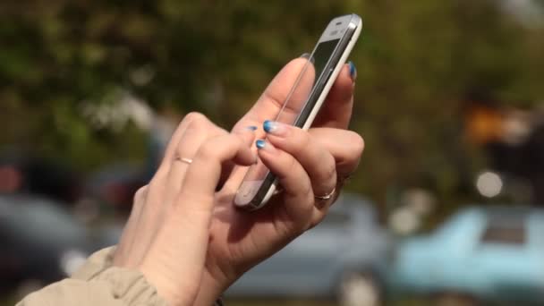 Skriva meddelanden på smartphone — Stockvideo