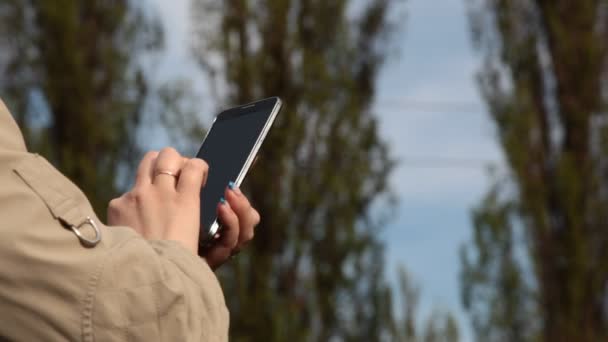 Une adolescente textos sur son téléphone portable — Video