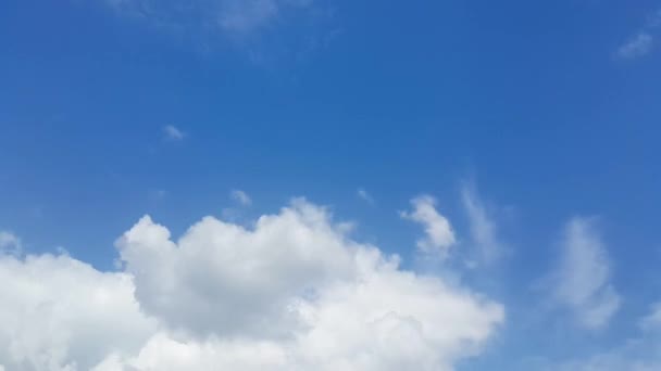 Schleife schöner Wolken am blauen Himmel im Zeitraffer — Stockvideo