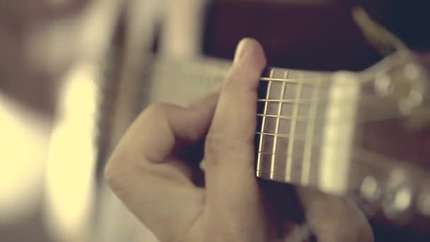 Uomo che suona la chitarra ad un concerto — Video Stock