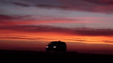 Gün batımı arabalar siluetleri karşı yolda yürüme