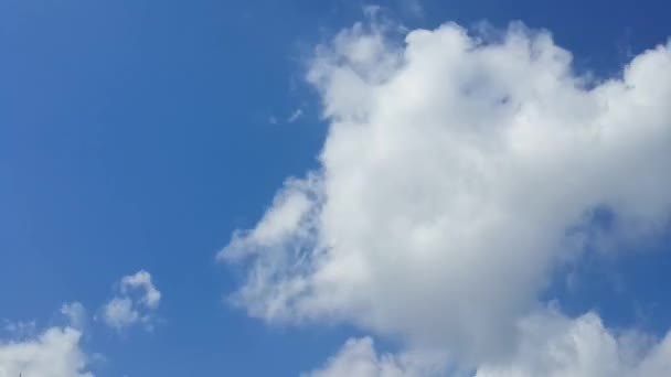 Wolken am blauen Himmel im Zeitraffer — Stockvideo