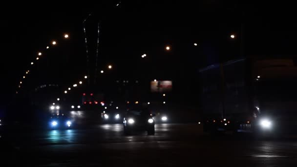 Полицейский автомобиль на ночной дороге — стоковое видео