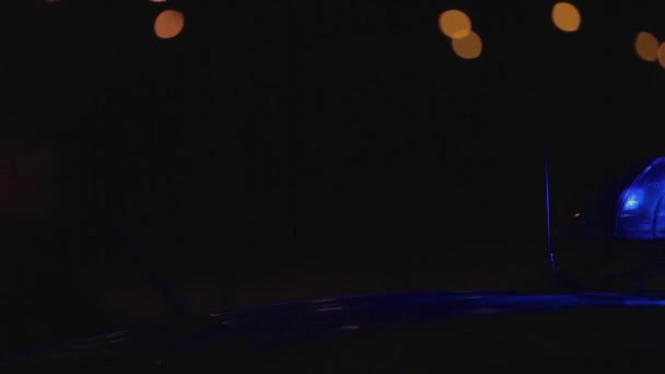 Voitures de patrouille avec feux de police clignotants 