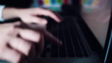 Eller dizüstü bilgisayarda klavyede yazıyor.