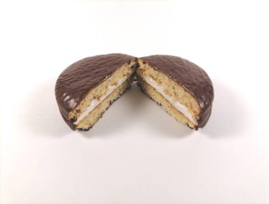 Beyaz arka planda çikolatalı kurabiyeler