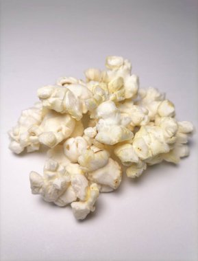 Beyaz arkaplanda patlamış mısır