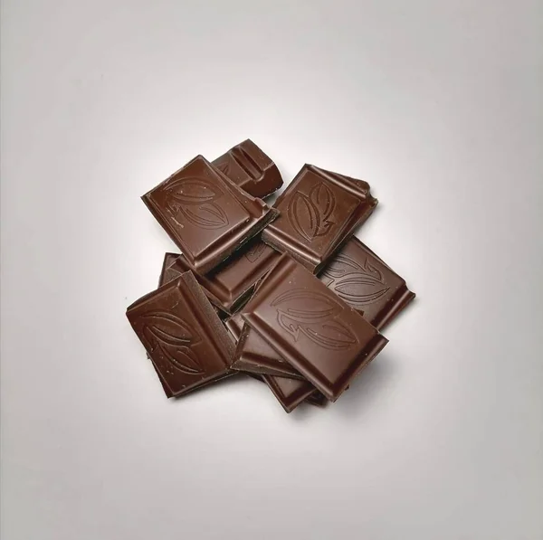 Stücke Schokolade Auf Weißem Hintergrund — Stockfoto