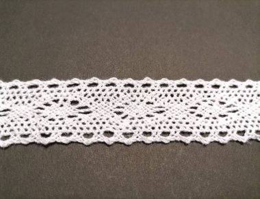 Gri arkaplanda dantel