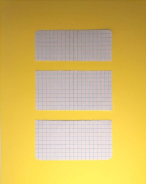 Sarı arkaplanda beyaz kağıtlar