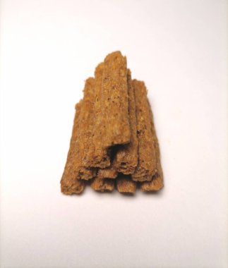 Beyaz arkaplanda çavdar ekmeği