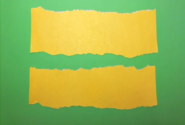 Arkusze Żółtego Papieru Zielonym Tle — Zdjęcie stockowe