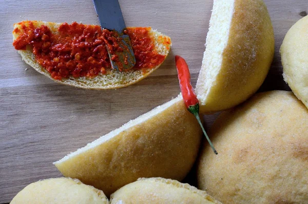 Mısır ekmeği ve krem biber