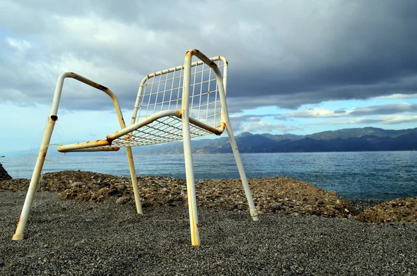 Sahilde terk edilmiş sandalye