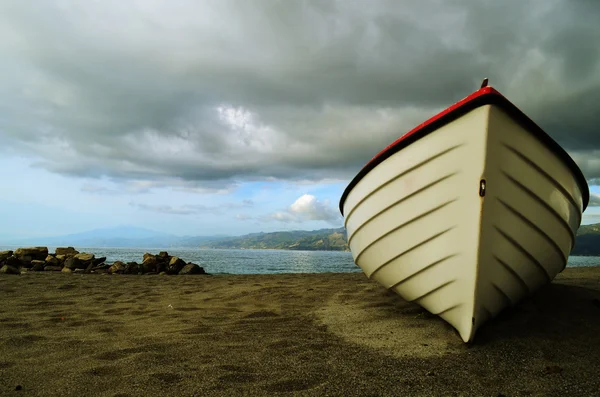 海滩上的小船 免版税图库图片