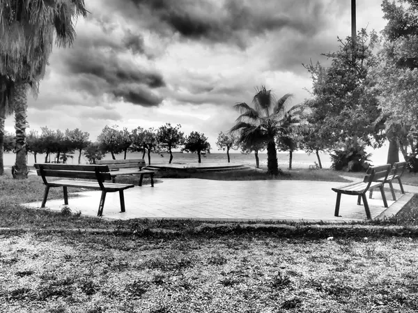 Deniz kenarındaki meydan.