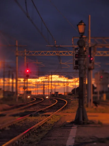 gün batımında demiryolu