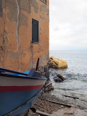 Deniz kıyısındaki tekneler