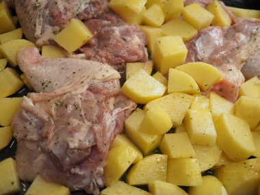 Fırında tavuk ve patates.