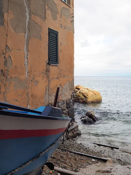 Deniz kıyısındaki tekneler