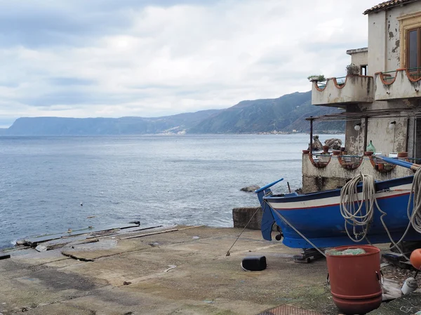 Deniz kıyısındaki tekneler