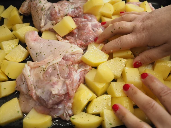 Baked chicken with potatoes — Stock Photo, Image