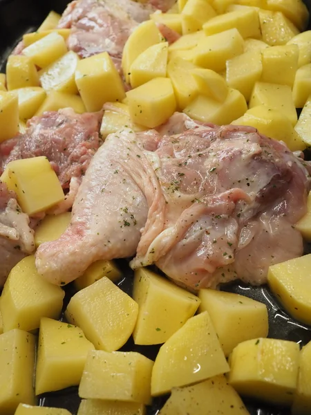 Baked chicken with potatoes — Stock Photo, Image