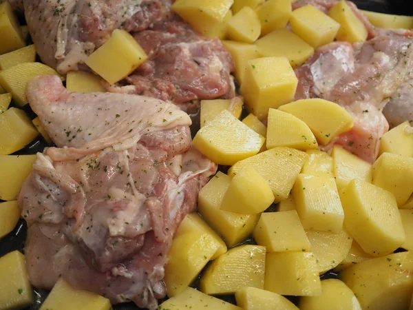 Fırında tavuk ve patates.