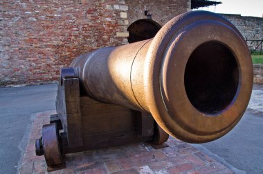 Kalemegdan kalesi, Belgrad ve Sırbistan 'daki büyük eski kale topunun namlusuna bakıyor