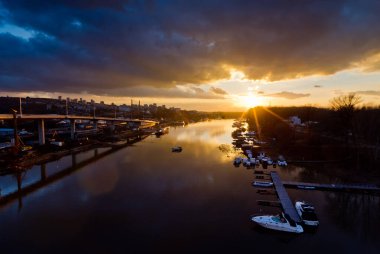 Sırbistan 'ın Belgrad kentindeki Ada Marine kanalına gün batımı