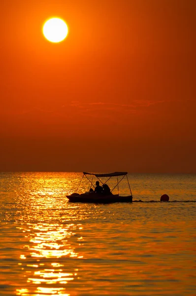 Lovely Couple Riding Pedal Boat Sea Sunset Greece — Stock Photo, Image