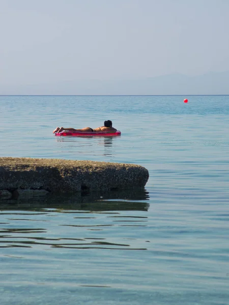Молодая Женщина Плавающая Средиземном Море Красном Матрасе Время Отдыха Греции — стоковое фото