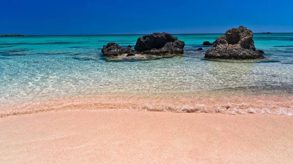 Elafonisi (Geyik Adası) dünyadaki cennet gibidir ve Yunanistan 'ın Girit adası olan pembe mercan kumu ve kristal suları olan harika bir plaja sahiptir.