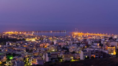 Yunanistan 'ın Girit adasında, alacakaranlıkta bir limanı olan Rethymno şehri