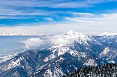 Alplerin güney tarafında güneşli bir sabah, Krvavec Dağı, Slovenya