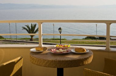 Yunanistan 'da deniz kıyısındaki balkonda kahvaltı