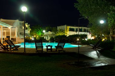 Yunanistan 'da bir yerlerde akşam partisi için havuz barı hazır.