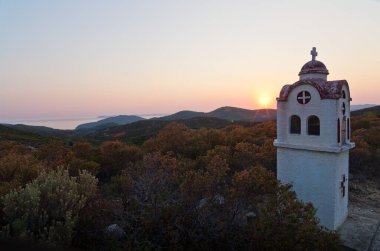 Günbatımında tipik Yunan manzaralı küçük kilise veya şapel, Sithonia, Yunanistan