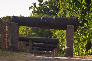 Sırbistan 'ın Belgrad kentindeki Kalemegdan kale duvarındaki eski toplar