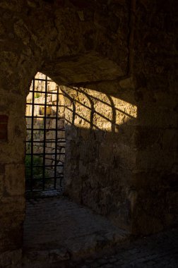 Belgrad ve Sırbistan 'daki Kalemegdan kalesindeki zindan parmaklıklarından gün ışığı