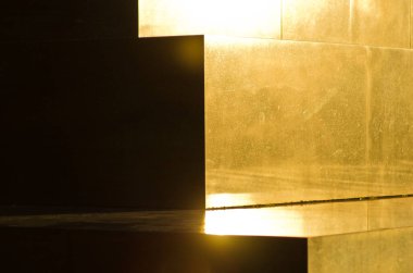 Altın mermer piramit merdivenleri gün batımında