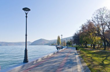 Tuna Nehri deniz gibi geniş, Sırbistan 'ın Golubac kentinde geziniyor