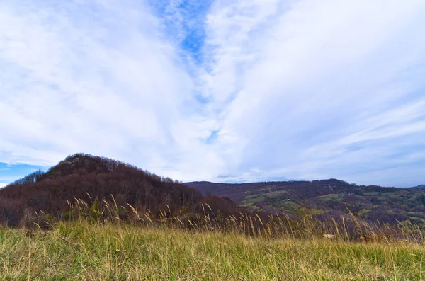 いくつかの雲 東セルビアと晴れた秋の日にHomolje山の風景 — ストック写真