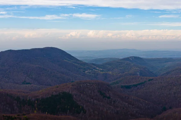 いくつかの雲 東セルビアと晴れた秋の日にHomolje山の風景 — ストック写真