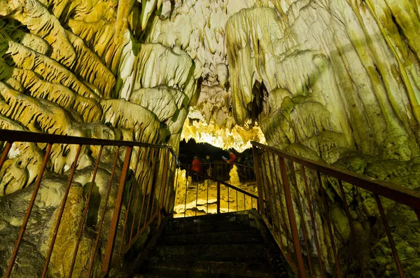 Iluminado Corredor Subterráneo Través Cueva Con Montón Hermosas Decoraciones Las — Foto de Stock