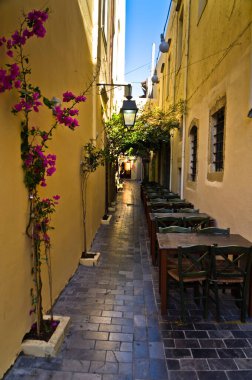 Eski ortaçağ şehri ve liman kenti Rethymno, Girit, Yunanistan 'ın gölgesinde bir restoran